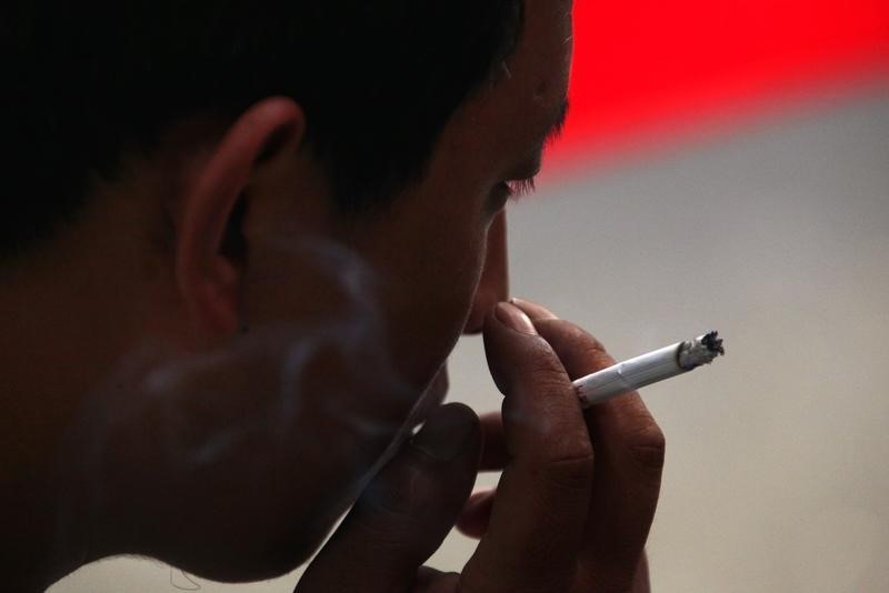 © Reuters. دراسة: التدخين السلبي يزيد من مخاطر الإصابة بالرجفان الأذيني