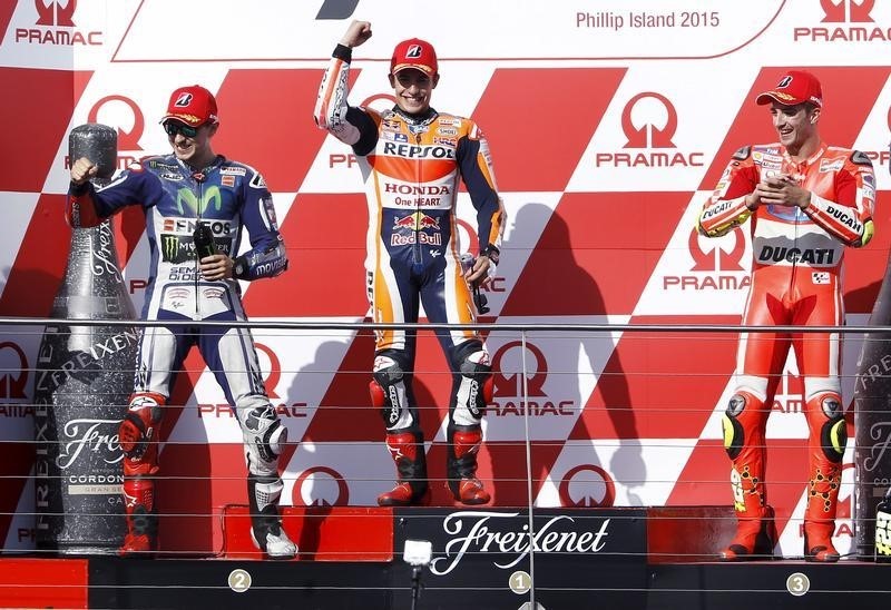 © Reuters. Márquez arrebata el podio a Lorenzo en la última vuelta del Premio de Australia
