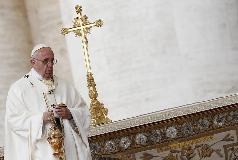 © Reuters. LES PARENTS DE SAINTE THÉRÈSE DE LISIEUX CANONISÉS PAR LE PAPE