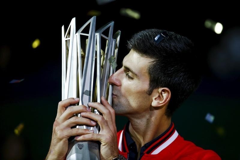 © Reuters. Un Djokovic arrollador se impone a Tsonga en la final de Shanghái