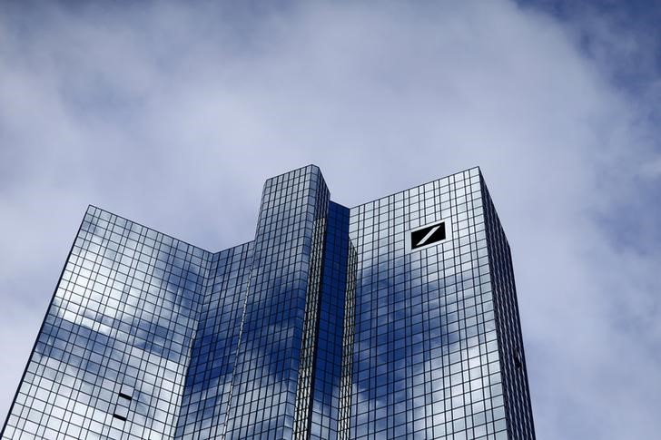 © Reuters. DEUTSCHE BANK SCINDE SA BANQUE D'INVESTISSEMENT 