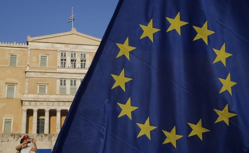 © Reuters. The European Union flag is seen in front of the parliament building during a Pro-Euro rally in Athens