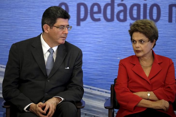 © Reuters. Brazil's Finance Minister Levy and Brazil's President Rousseff participate in the signing ceremony for the concession contract of the BR-101 Rio-Niteroi Bridge at the Planalto Palace in Brasilia