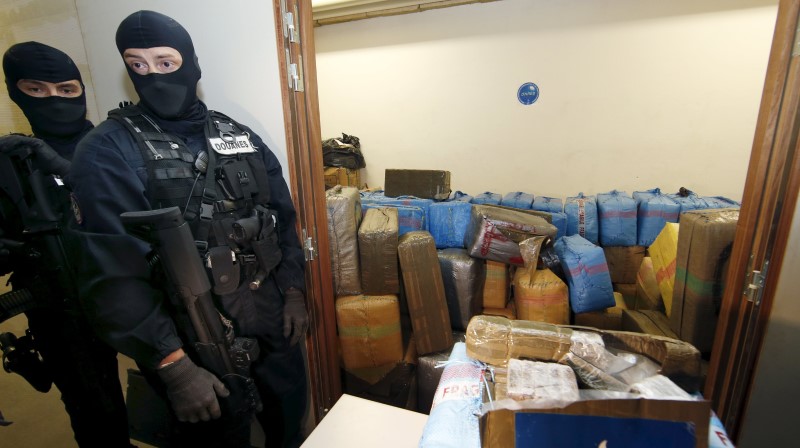 © Reuters. الشرطة الفرنسية تضبط سبعة اطنان من المخدرات في باريس