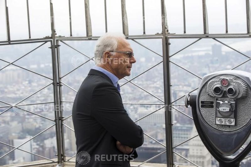 © Reuters. Foto de archico de Franz Beckenbauer en el edificio del Empire State en Nueva York
