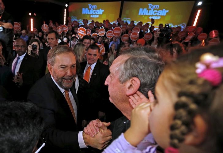 © Reuters. Canada's New Democratic Party (NDP) leader Tom Mulcair greets supporters at a campaign event in Toronto