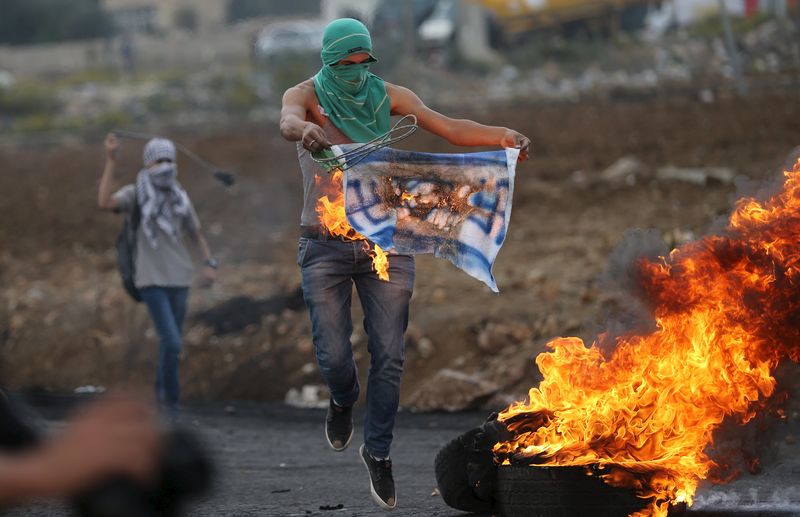 © Reuters. مسلح فلسطيني يقتل شخصا ويصيب 11 في بئر السبع بجنوب إسرائيل