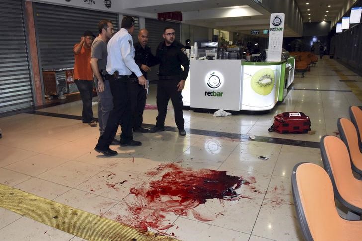 © Reuters. UN PALESTINIEN ARME TUE UN MILITAIRE ISRAÉLIEN DANS LE SUD D'ISRAËL