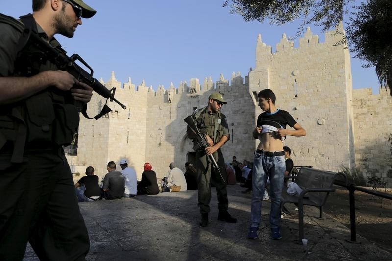 © Reuters. Al menos un muerto y 11 heridos tras ataque armado en ciudad israelí de Beerseba