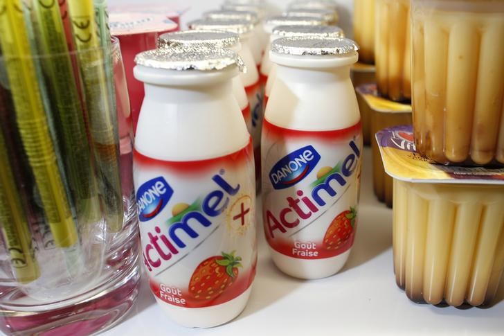 © Reuters. Продукция Danone на полках магазина в Париже 