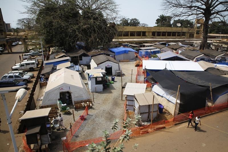 © Reuters. وباء الايبولا قد يستمر عاما ثالثا بعد ظهور حالات جديدة في غينيا
