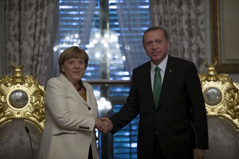 © Reuters. تقارب ميركل من تركيا يثير انتقادات حلفائها