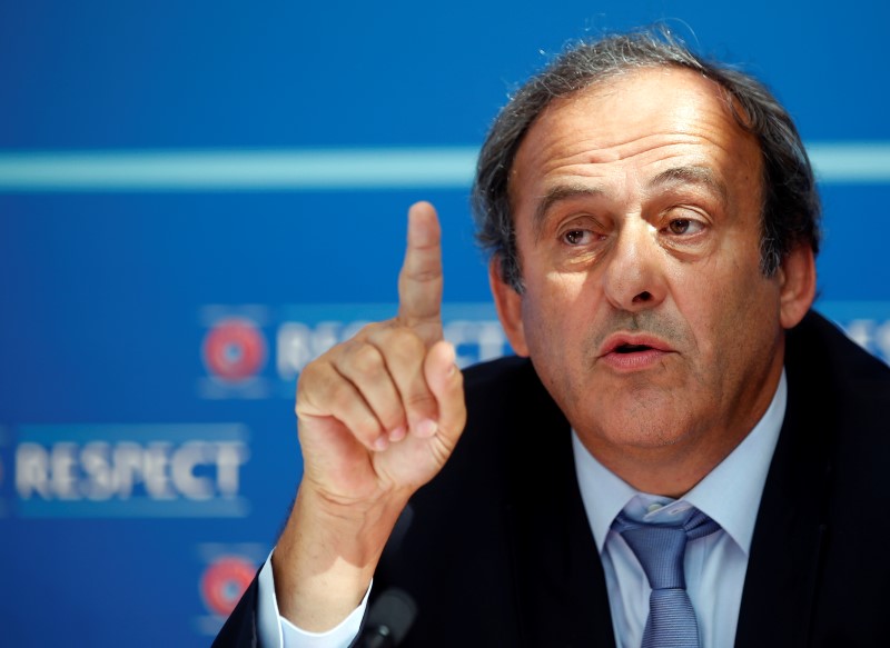 © Reuters. MICHEL PLATINI NE VEUT PAS "ÊTRE MIS DANS LE MÊME SAC QUE LES AUTRES"