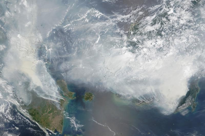 © Reuters. الدخان يلف جنوب شرق آسيا لأشهر قادمة مع فشل اندونيسيا في اخماد الحرائق