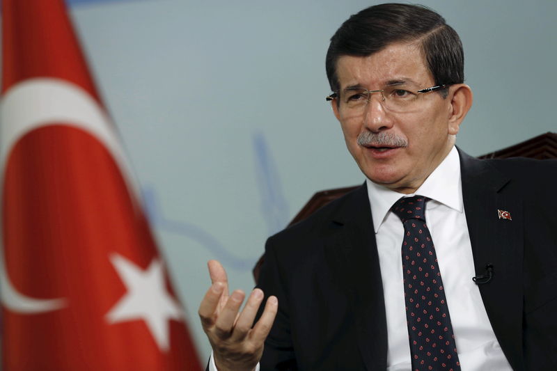 © Reuters. داود أوغلو: تركيا تؤكد هوية أحد انتحاريي هجوم أنقرة