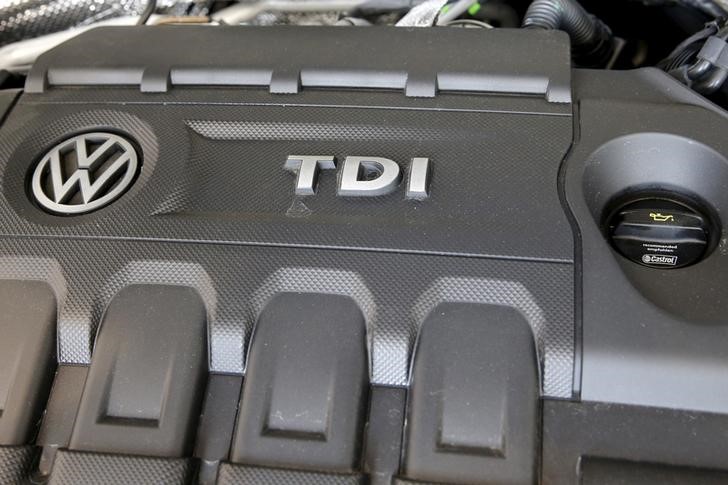 © Reuters. Motor de carro da Volkswagen em loja da VW em Nova York