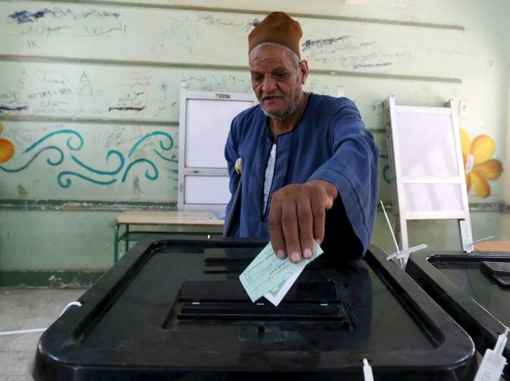 © Reuters. رئيس الوزراء المصري: نسبة المشاركة في الانتخابات تتراوح من 15 إلى 16%
