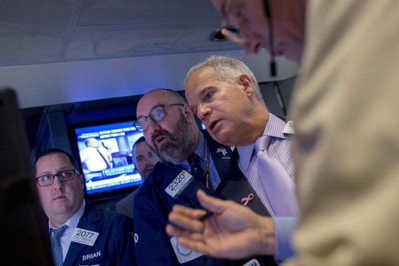 © Reuters. Traders work on the floor of the New York Stock Exchange