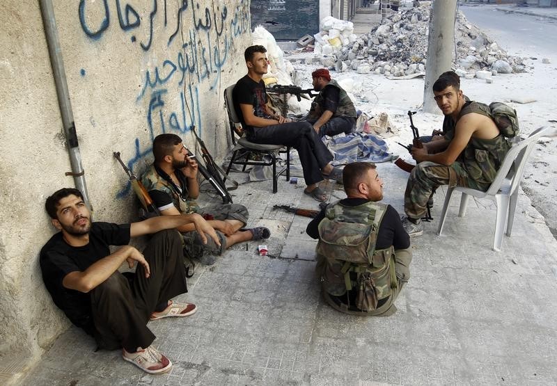 © Reuters. مقاتلو المعارضة السورية يتلقون المزيد من الأسلحة من أجل المعركة في حلب