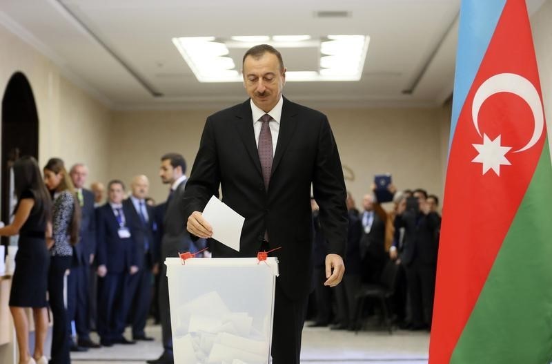 © Reuters. رئيس أذربيجان يعزل وزير الامن