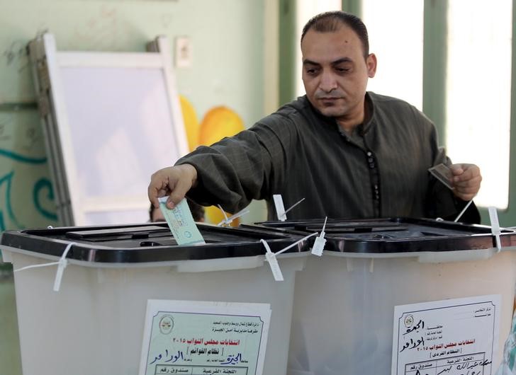 © Reuters. A man casts his vote during the first phase of the parliamentary elections at a polling station in Giza governorate