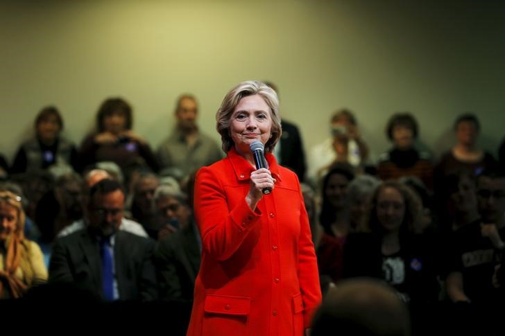 © Reuters. U.S. Democratic presidential candidate Hillary Clinton speaks at a campaign town hall meeting in Keene