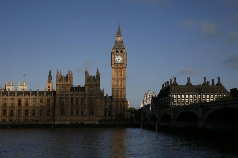 © Reuters. ساعة بيج بن الشهيرة في لندن قد تسكتها أعمال الترميم