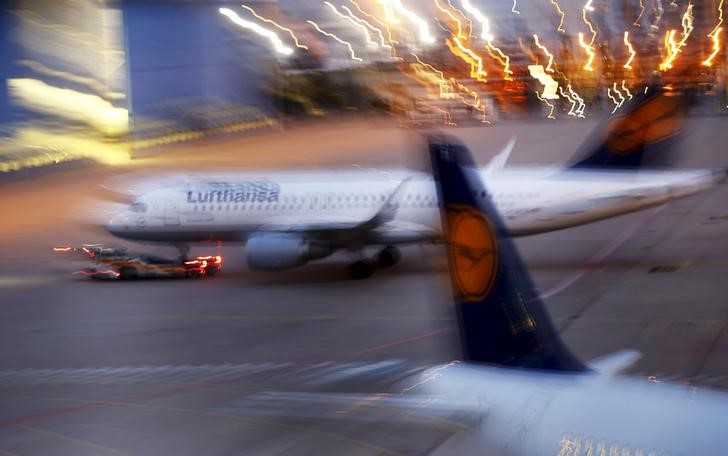 © Reuters. Passenger planes of German air carrier Lufthansa are parked in and outside a technical maintaining hall at the Frankfurt Airport