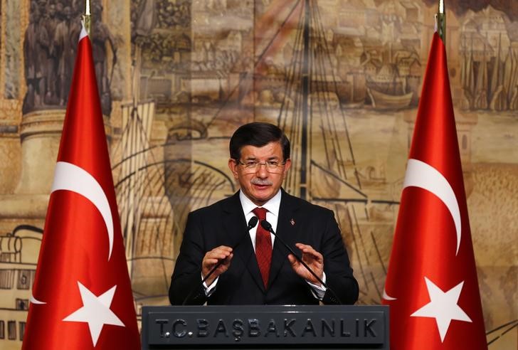 © Reuters. داود أوغلو: تركيا لن تتحول إلى مركز تجميع للمهاجرين
