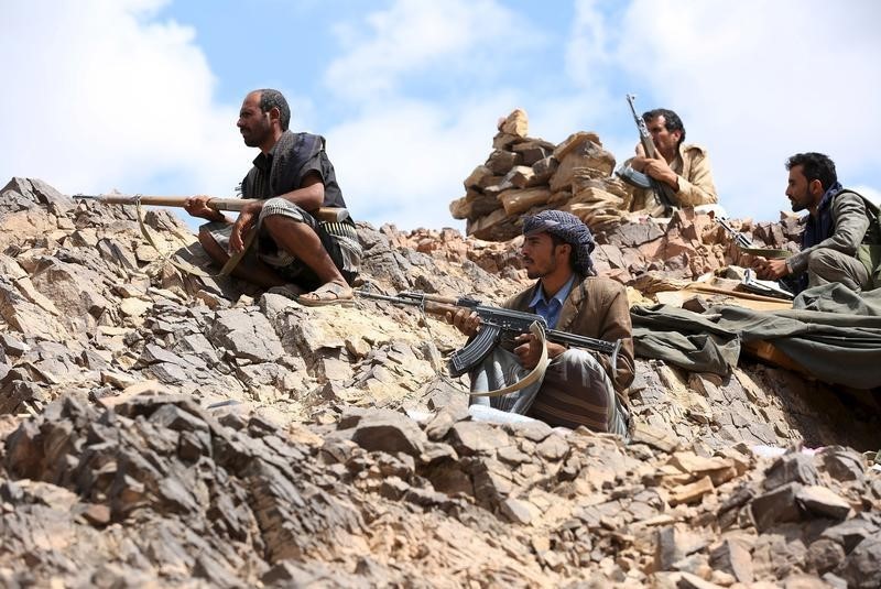 © Reuters. Soldiers and militiamen loyal to Yemen's government take position at the frontline of fighting against Houthi fighters the country's central province of Marib