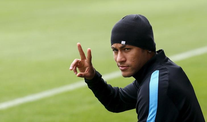 © Reuters. Neymar, do Barcelona, acena ao chegar no treino