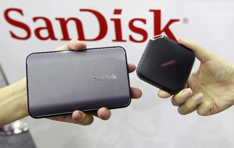 © Reuters. Sandisk's new portable solid state drives are displayed at the Sandisk booth during the 2015 Computex exhibition at the TWTC Nangang exhibition hall in Taipei, Taiwan