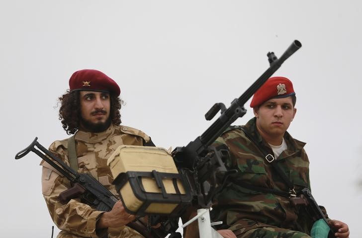 © Reuters. Membros da guarda militar protestam contra governo de unidade proposto pela ONU