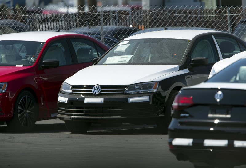 © Reuters. Newly shipped Volkswagen vehicles sit on a back lot at a Volkswagen dealership in San Diego, California