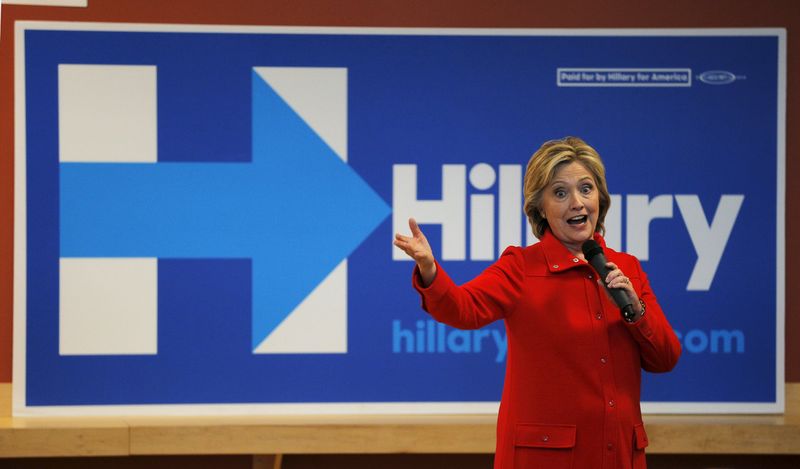 © Reuters. U.S. Democratic presidential candidate Hillary Clinton speaks at a campaign "Meet and Greet" in Nashua