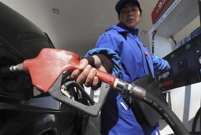 © Reuters. An employee fills a vehicle at a gas station in Hefei