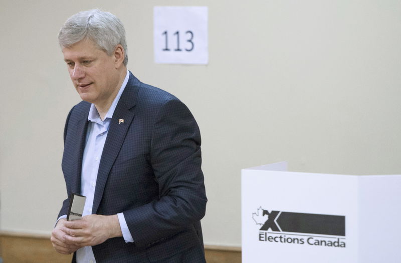 © Reuters. هاربر يحتفظ بمقعده في البرلمان رغم خسارة المحافظين لانتخابات كندا