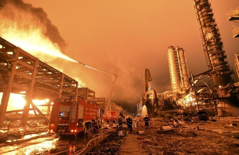 © Reuters. Firefighters try to extinguish a fire at a petrochemical plant in Zhangzhou