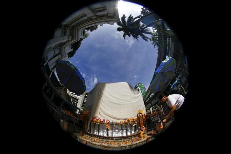 © Reuters. A woman prays at Erawan Shrine, the site of the recent bomb blast, in Bangkok 