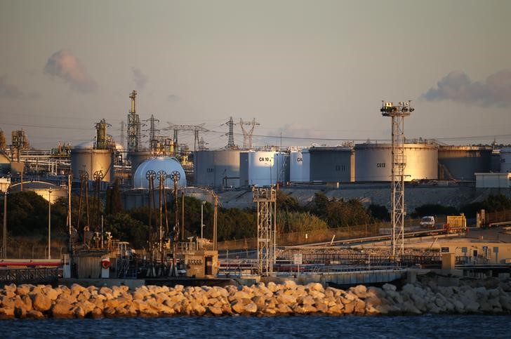 © Reuters. Нефтяной терминал Fos-Lavera под Марселем 
