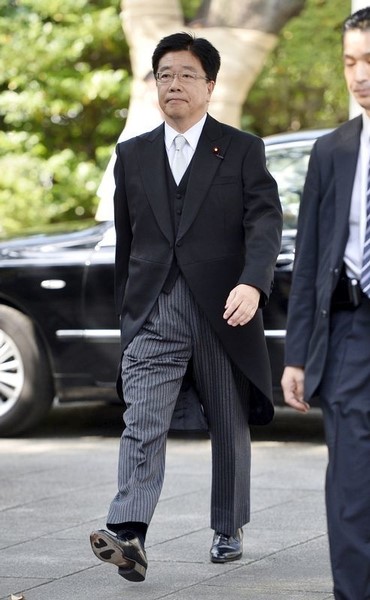 © Reuters. وزير ياباني ثالث يزور مزار ياسوكوني المثير للجدل