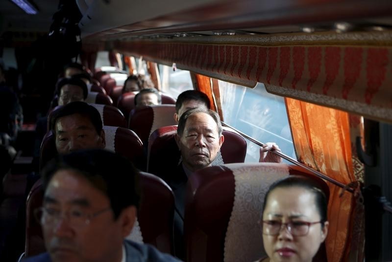 © Reuters. أسر كورية جنوبية تعبر حدود الشطر الشمالي للقاء ذويها