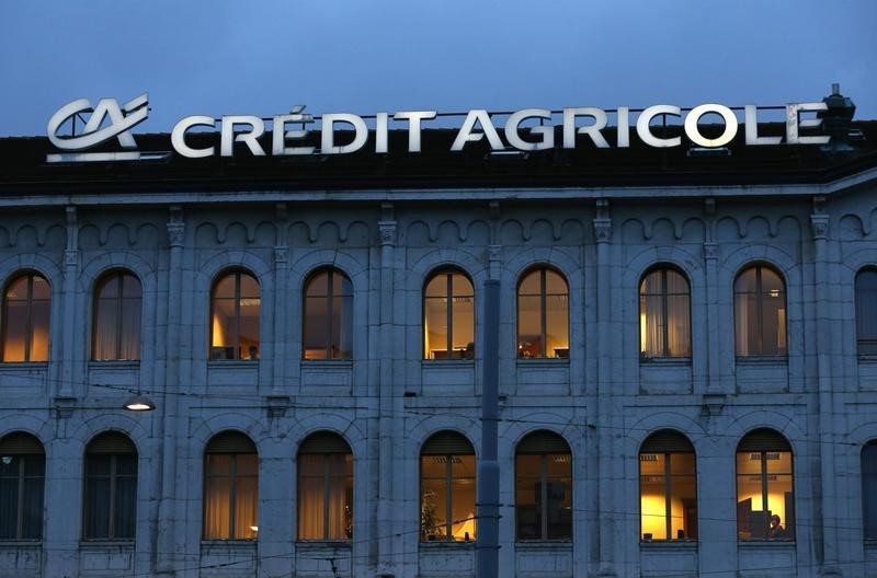 © Reuters. Логотип Credit Agricole на здании в Женеве 