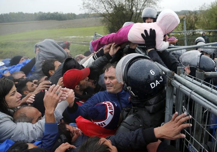 © Reuters. Eslovenia usará su ejército para proteger sus fronteras por la crisis de refugiados