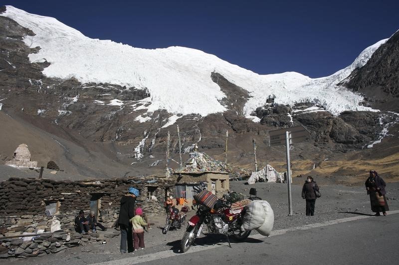 © Reuters. LES GLACIERS TIBÉTAINS MENACÉS PAR LE RÉCHAUFFEMENT CLIMATIQUE