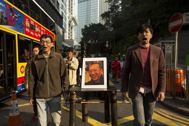 © Reuters. فائزون بنوبل يطالبون كاميرون بالضغط على رئيس الصين لاطلاق سراح زميل لهم