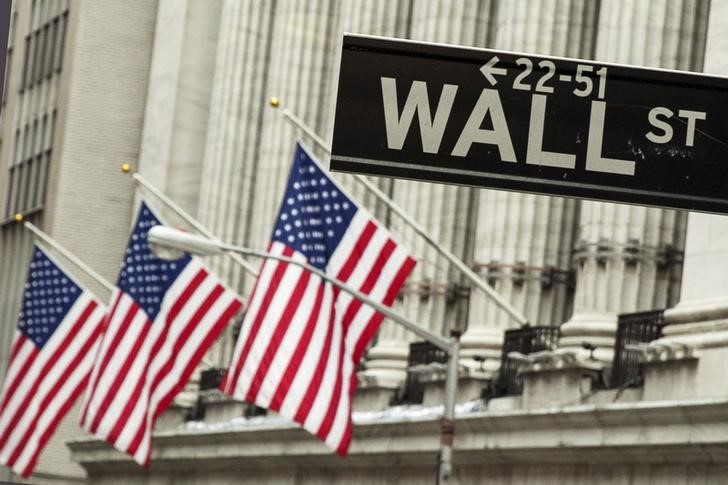 © Reuters. A sign hangs in front of U.S. flags outside of the New York Stock Exchange in New York