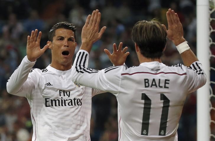 © Reuters. Cristiano Ronaldo e Bale comemorando gol em partida do Real Madrid, na Espanha