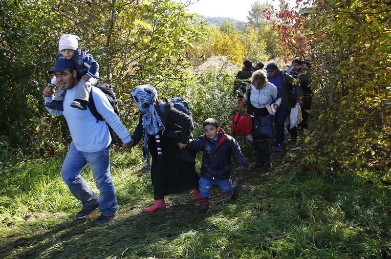 © Reuters. A group of migrants arrives from Slovenia at the border in Spielfeld