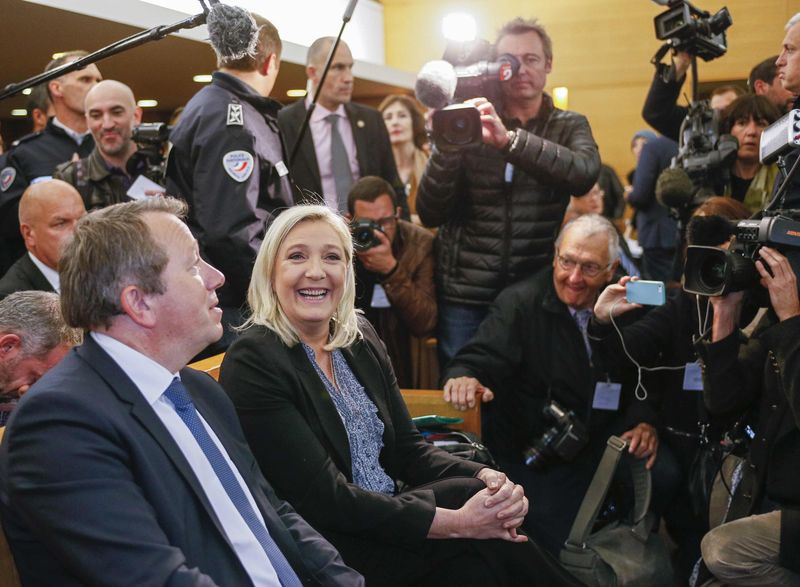 © Reuters. MARINE LE PEN JUGÉE POUR AVOIR COMPARÉ LES PRIÈRES DE RUE À L'OCCUPATION